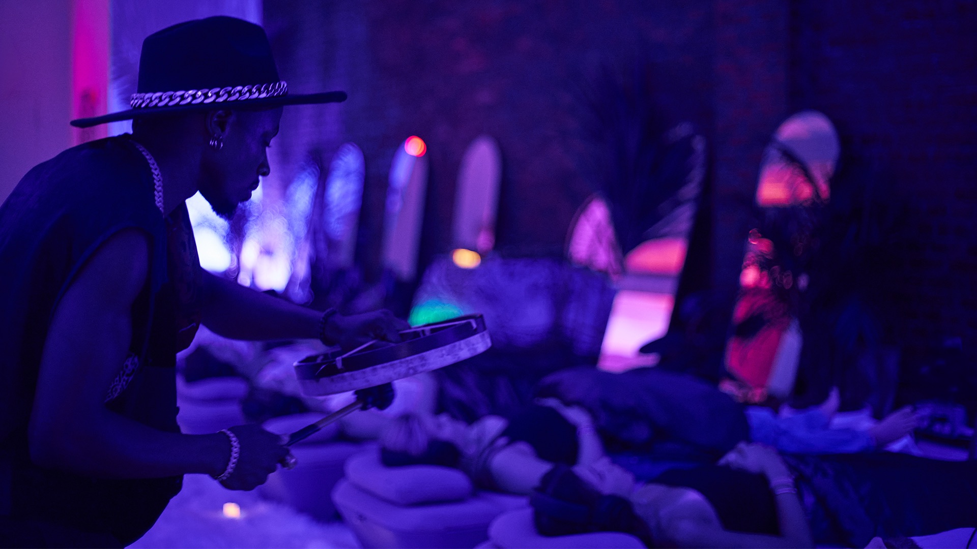 Live full-body sound session on the SoundTemple octagon